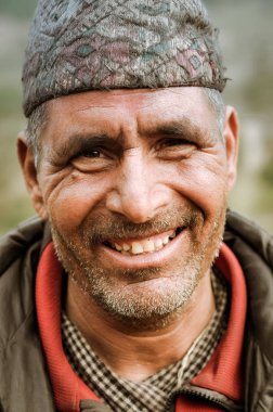 Gülümseyen kahverengi gözlü adam Nepal