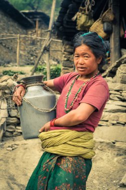 Nepal kavanoza kadınla