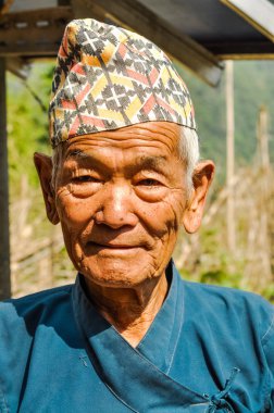 Nepal şapkalı yaşlı adam