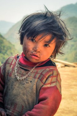 Nepal boncuk ile üzgün kız