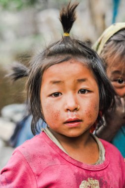 Nepal ponytails kızla