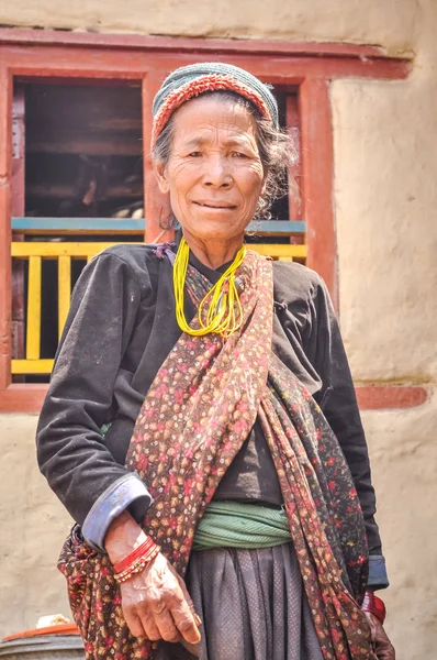 Mujer con collar amarillo en Nepal — Foto de Stock