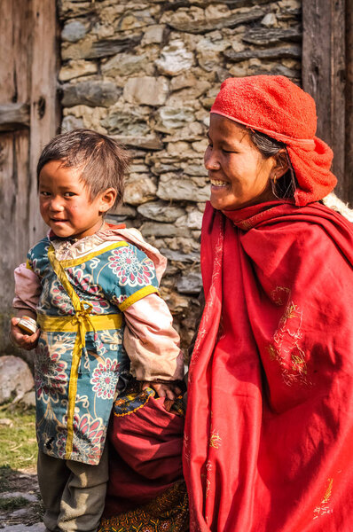 Мать в красном и дочь в Непале
