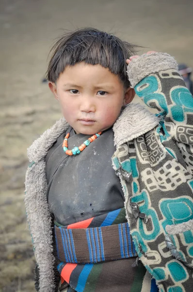 Flicka i varm jacka i Nepal — Stockfoto