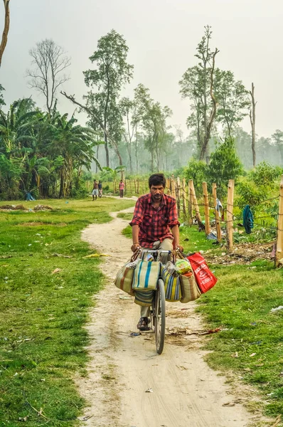 Adam üzerindeki Nepal'deki Bisiklet