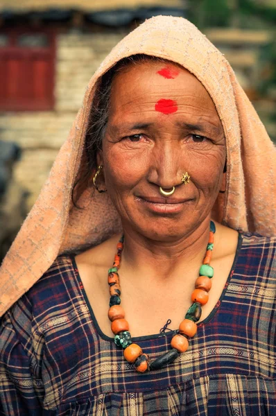 Mujer con lunares rojos en Nepal —  Fotos de Stock