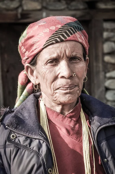 Mujer con paño y piercing en Nepal — Foto de Stock