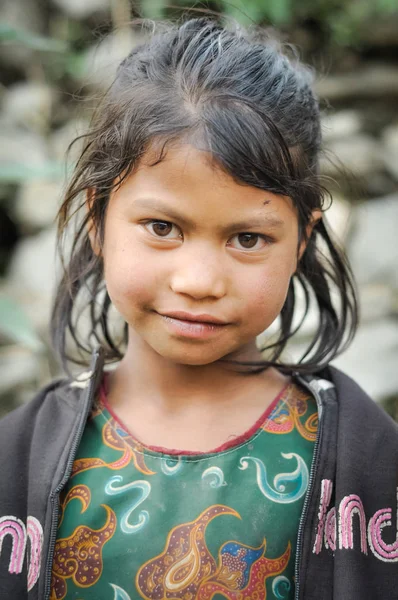 Flicka i grön tröja i Nepal — Stockfoto
