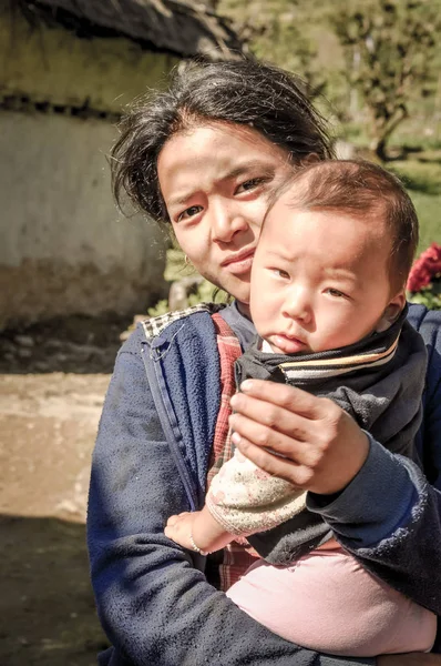 Mor med barn i Nepal — Stockfoto