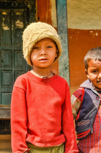 Pojken i röd tröja i Nepal — Stockfoto
