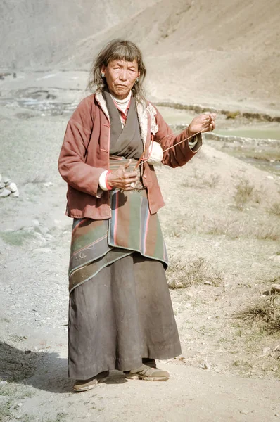Старуха в Непале — стоковое фото
