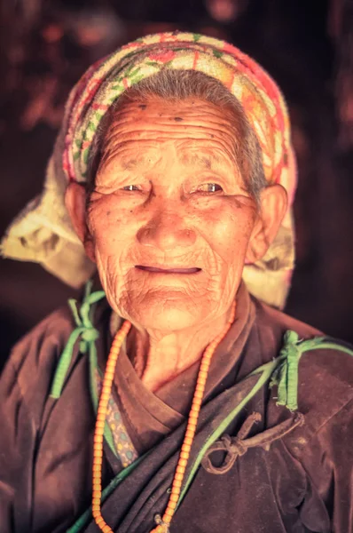 Mujer de edad en camisa marrón en Nepal —  Fotos de Stock