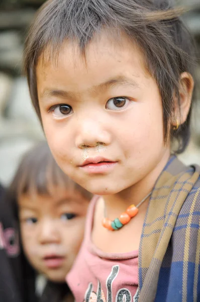 Giovane ragazza con perline in Nepal — Foto Stock