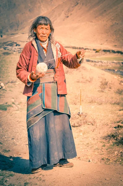 Mujer con lana en Nepal Imagen De Stock