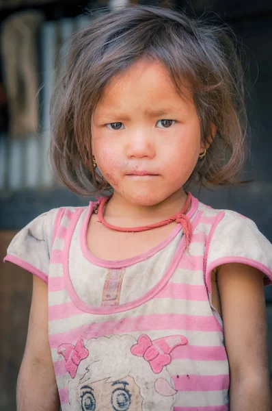 在尼泊尔的短头发的女孩 免版税图库照片