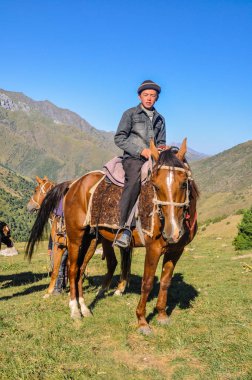 Kırgızistan'daki kahverengi atlı çocuk
