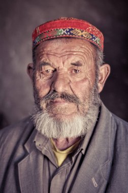 Adam Tacikistan renkli kapaklı