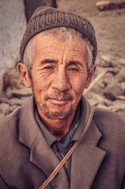 Tacikistan gri şapkalı adam