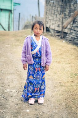 Arunachal Pradesh mavi elbiseli kız
