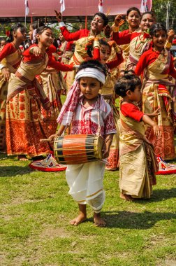 Assam içinde davul çocukla