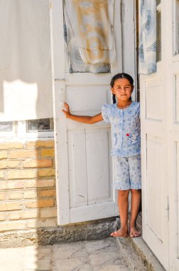 Kız kapı Özbekistan'ayakta