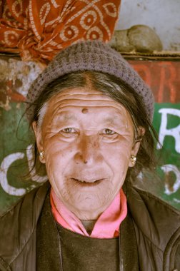 Tür Ladakh görünürde kadınla