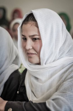 Hijab Afganistan'daki gülümseyen kız
