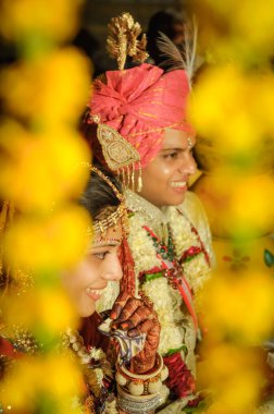 Rajasthan olarak gülümseyen Düğün çifti