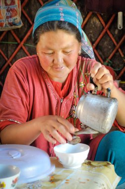 Kırgızistan'daki çay potu kadınla