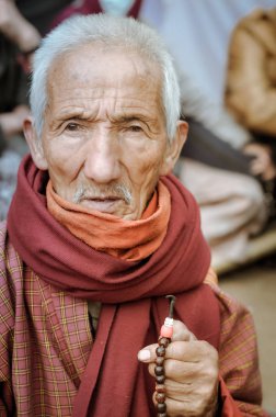 Yaşlı adam ile Bihar tespih