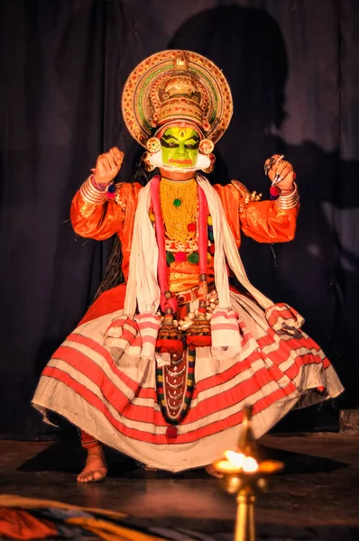 Muž s barevnou maskou v Kerala — Stock fotografie