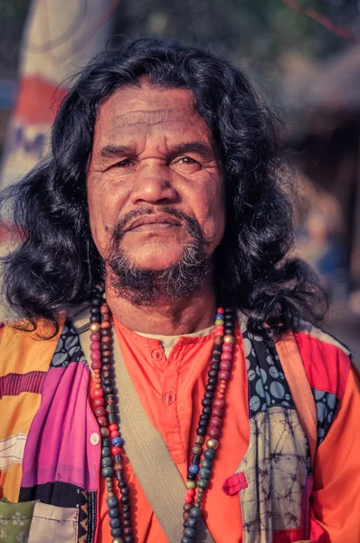 Homem de roupas coloridas em Bengala Ocidental — Fotografia de Stock