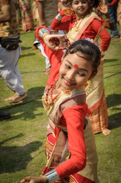 Uśmiechnięte dziewczyny w sari w Assam — Zdjęcie stockowe