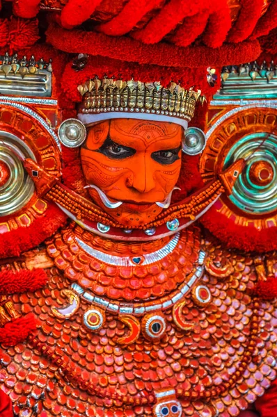Farbenfrohe rituelle Tänzerin in Kerala — Stockfoto
