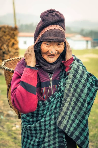 Mulher com cesta em Arunachal Pradesh — Fotografia de Stock