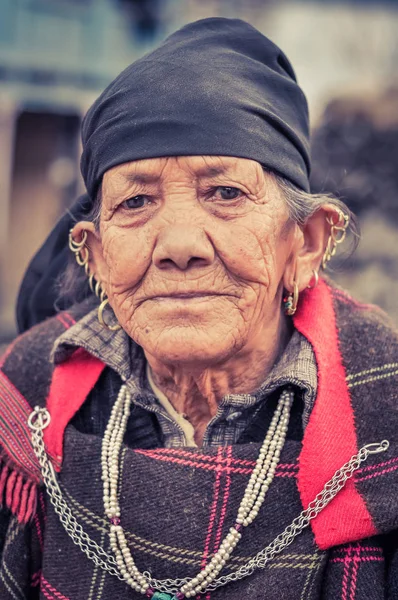 Mujer con pendientes en Himachal Pradesh — Foto de Stock