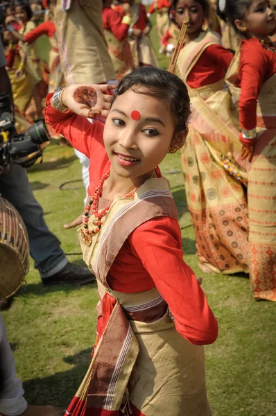 Танцующая девушка в сари в Ассаме — стоковое фото