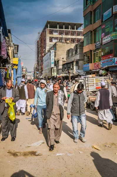 Afganistan pazarında yürüyen insanlar — Stok fotoğraf