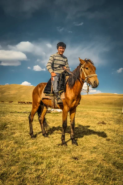 Joven en Son Kol en Kirguistán — Foto de Stock