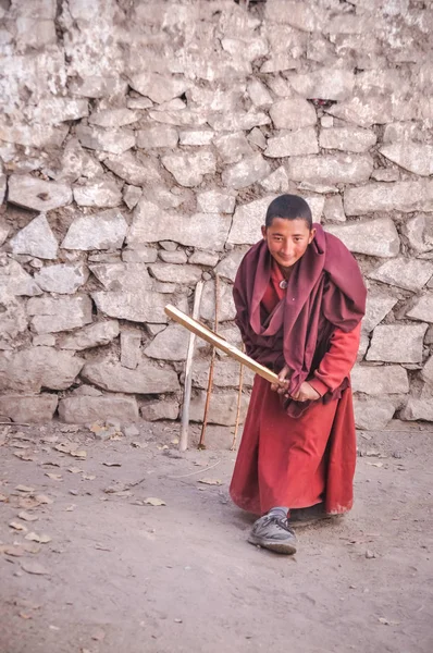 Монах с летучей мышью в Ладакхе — стоковое фото