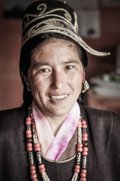 Arunachal Pradesh gülümseyen yerli kadın