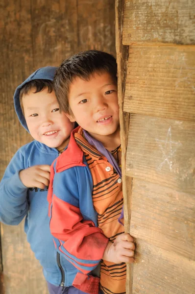 Blyga pojkar i Arunachal Pradesh — Stockfoto