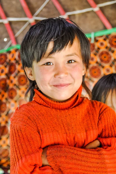 Barn i tröja i Kirgizistan — Stockfoto