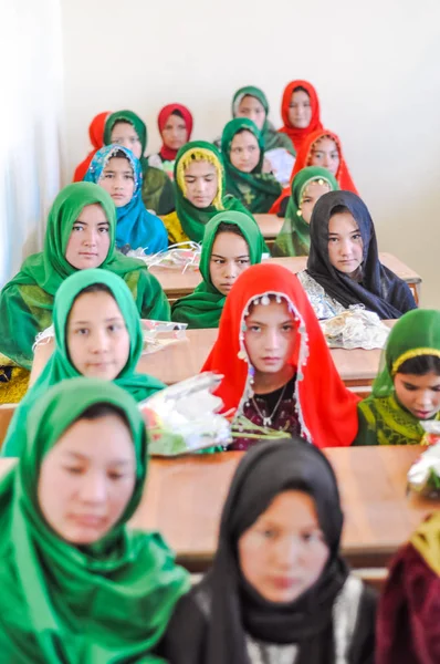 Afganistan'daki Adra okuldaki kızlar