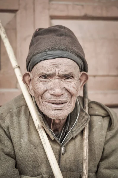 Arunachal Pradesh tabaklanmış yüzüne adamla
