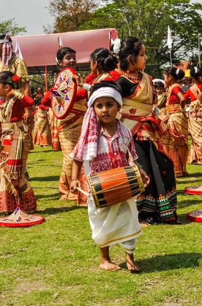 Petit garçon à pied à Assam Image En Vente