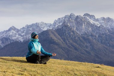Doğada meditasyon ile rahatlatıcı.