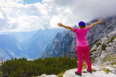 Aktif kadın güzel vadi yukarıda doğada egzersiz