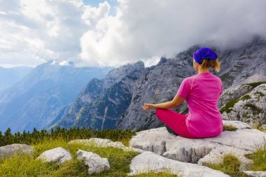 Aktif kadın güzel vadi yukarıda doğada egzersiz