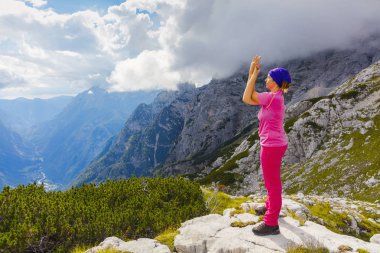 Aktif kadın güzel vadi yukarıda doğada egzersiz